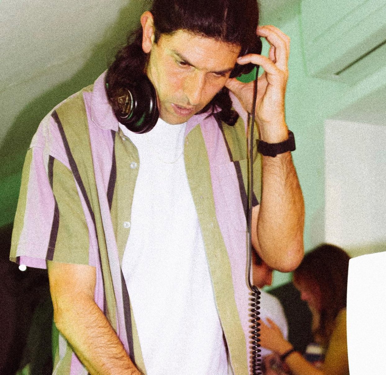 Un DJ durante un set BUONO